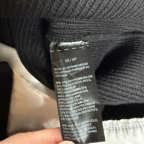 White House Black Market‎ WHBM V-Neck Black Ribbed Sweater White Layered XS - Picture 5 of 6